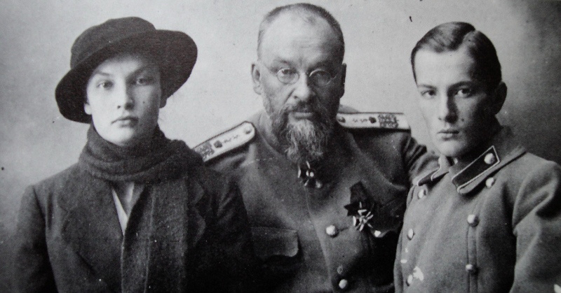 Евгений Сергеевич Боткин с детьми Татьяной и Глебом, последняя фотография врача, г. Тобольск, 1918 г