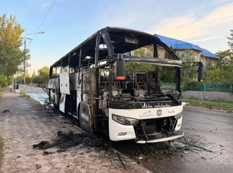    В атакованном Украиной автобусе в Енакиево находились пассажиры из Польши, фото: штаб обороны ДНР