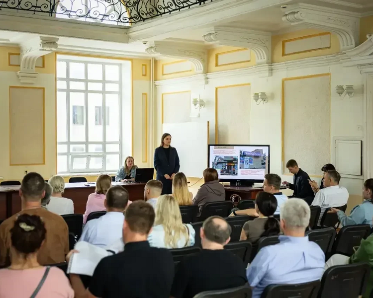     В Курске приведут в порядок улицу Радищева – бизнесу разъяснили правила размещения вывесок