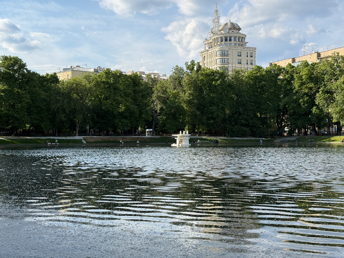 Что сейчас происходит на Патриарших. Прогулялся, посмотрел и рассказываю.
