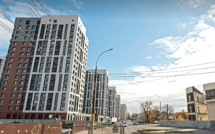 Неадекватный воронежец снимает штаны перед детьми во дворе ЖК