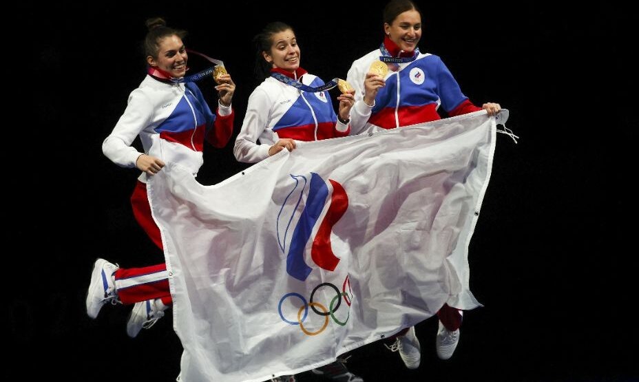    София Позднякова, Ольга Никитина, Софья Великая — олимпийские чемпионки Токио в командном турнире по сабле. Фото: Reuters