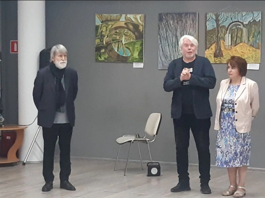 Искусствовед Григорий Певцов, куратор выставки Климов Олег Геннадьевич, я - Юдинцеав Наталья