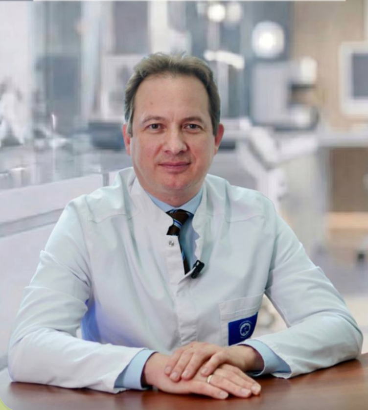 Шпоть Евгений Валерьевич, заместитель директора по научной работе, профессор НИИ урологии и репродуктивного здоровья человека Первого МГМУ им. И.М. Сеченова. Руководитель роботического центра. Врач уролог, онкоуролог