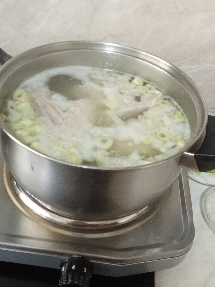 Кипят щи мои любимые, ничем не зажаренные с мясом.х