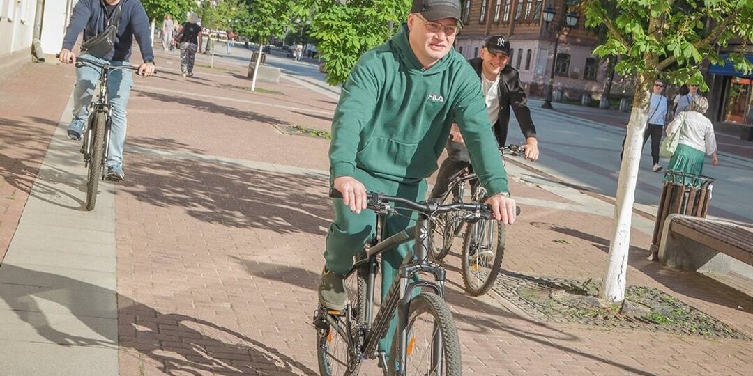 Чиновники мэрии Брянска сменили автомобили на велосипеды