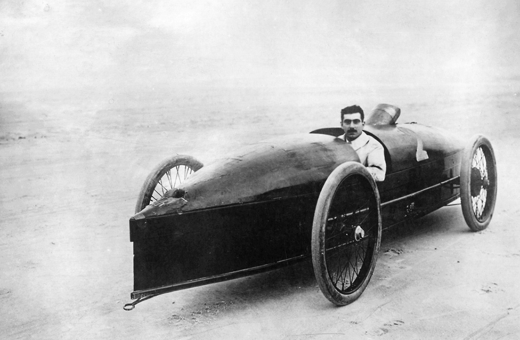 Фред Марриот на паровом Stanley Rocket 26 января 1906 года на пляже Дэйтона-бич показал скорость 205,44 км/ч. На этом — и 204 км/ч!!! И это далеко не самое быстрое, на что оказались способны паровые автомобили. 26 августа 2008 года на авиабазе Эдвардс Дон Уэлз за рулем болида Inspiration Streamliner развил 238,679 км/ч. Для «паровичков» FIA выделила Группу 10 в гоночной категории A