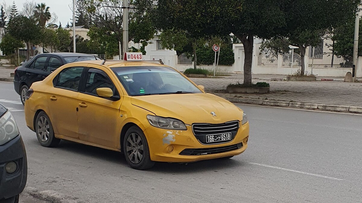Типичное такси в Тунисе - Peugeuot 301