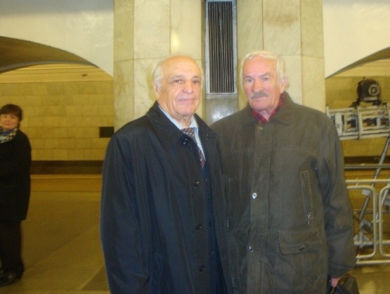 На илл.: 19.01.2009. Случайная встреча в Московском метро, станция "Охотный ряд". Валентин Сорокин, Виктор Лихоносов. Фото Лидии Сычёвой