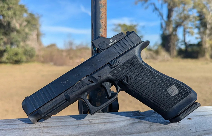 Glock 17 - первый пластиковый пистолет./ Фото: safariland.com