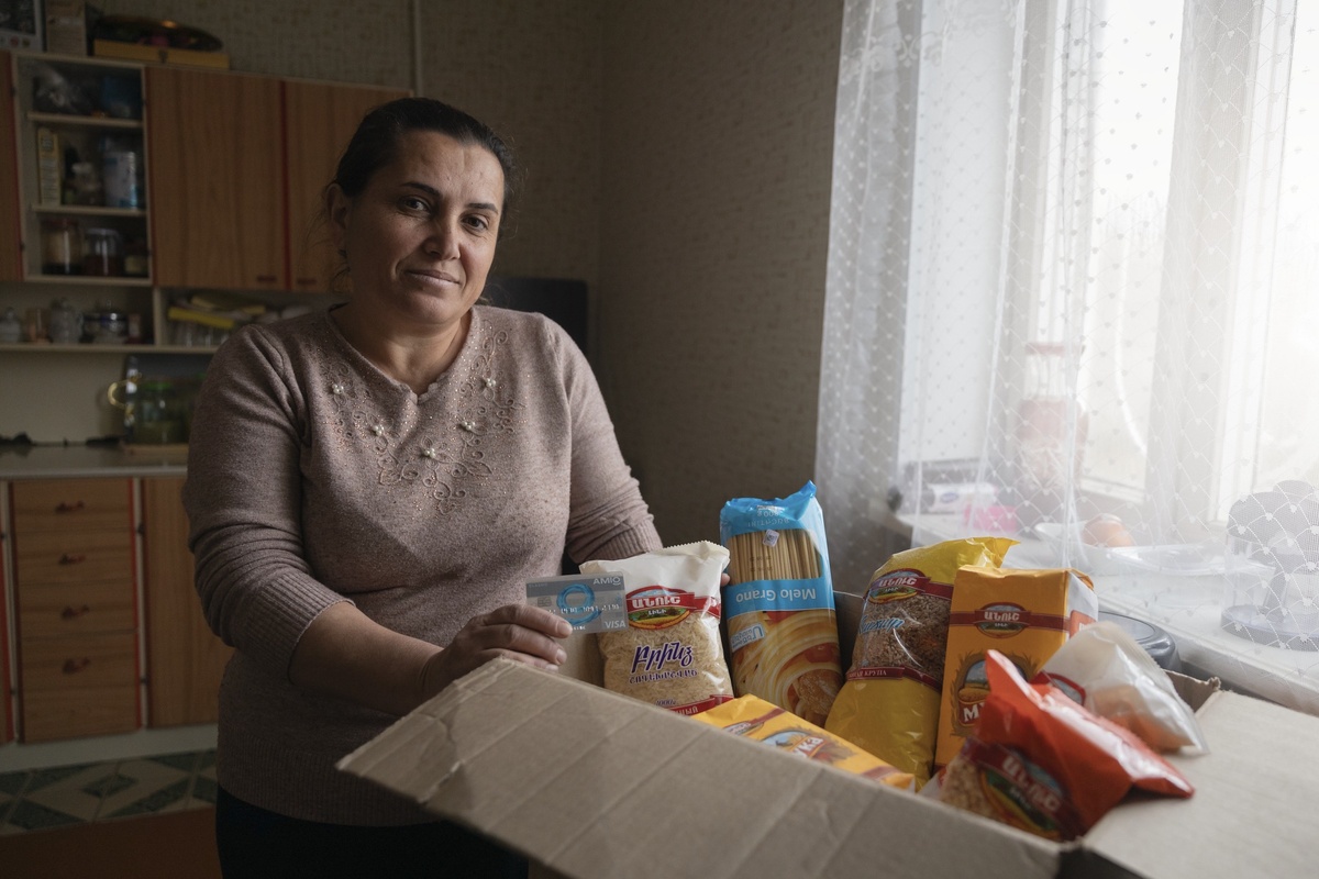 Вот такие коробки с крупами и макаронами приходят отдельным категориям армян от Европы, и я больше не удивляюсь, почему они очень радуются помощи. А мы помогали, знает кто?