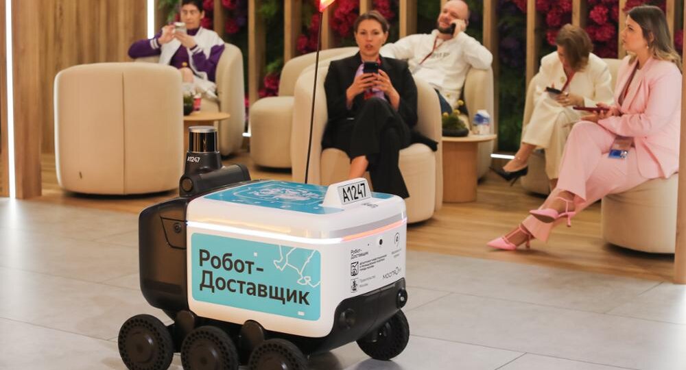 Робот в тюбетейке раздаёт чак-чак на ПМЭФ 2026