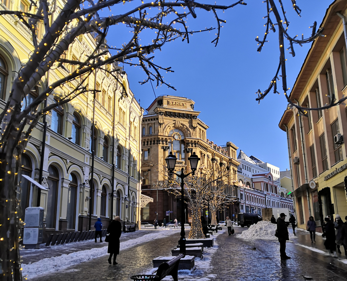 Улица поднимается в горку, как настоящий мост. Фото автора