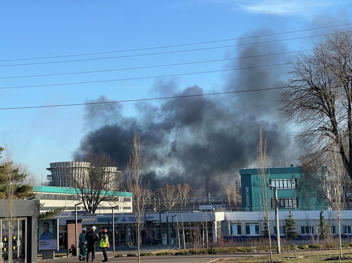    Пожар на территории завода "Нижнекамскнефтехим" в Нижнекамске | © РИА Новости / Антон Катушенок