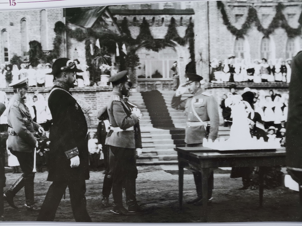 Николай Второй утверждает проект памятника в 1912 году.