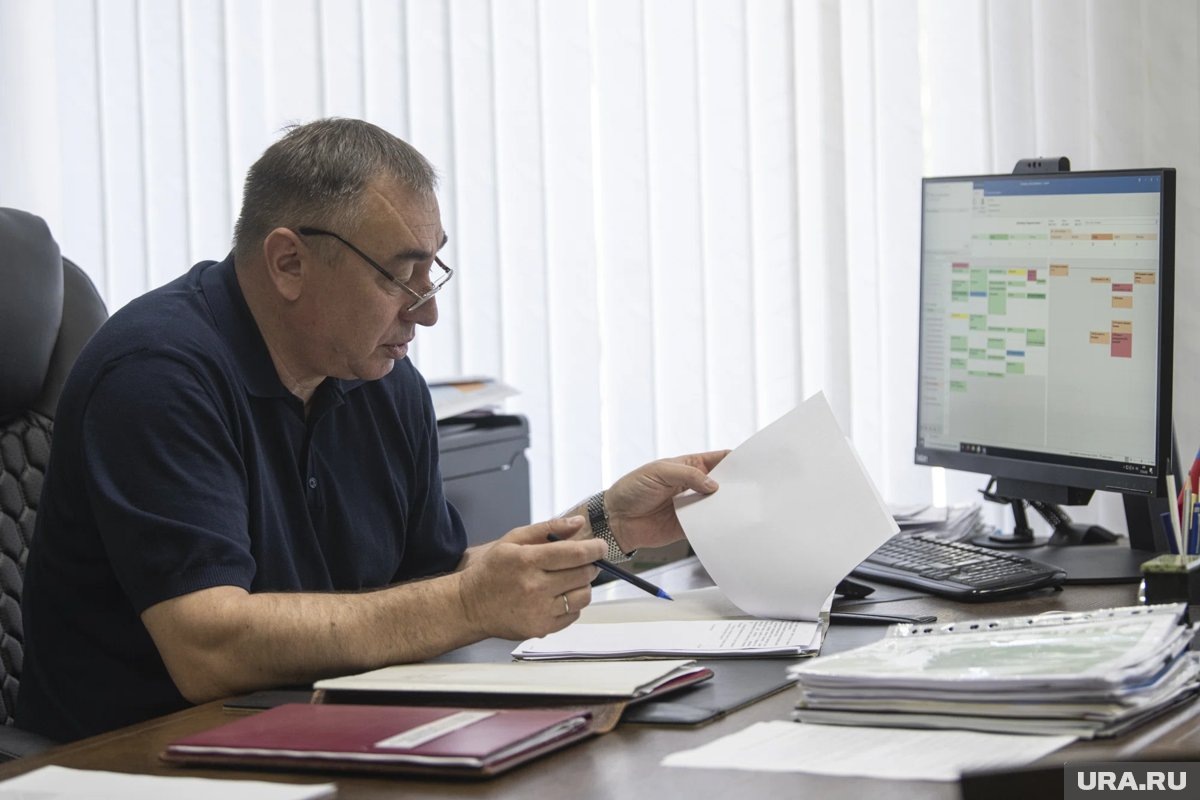    За день Першин читает более двухсот писем, запросов и других документов