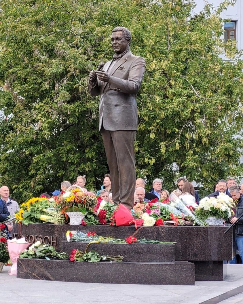   Памятник Иосифу Кобзону. Фото: mos.ru