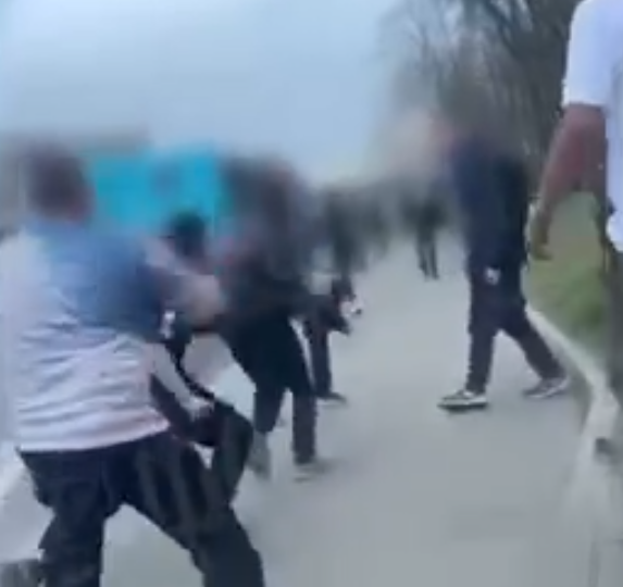 «Толпа подростков против учителя»: В Питере старшеклассник Умед устроил засаду на остановке для педагога, заступившись за неряшливых девочек