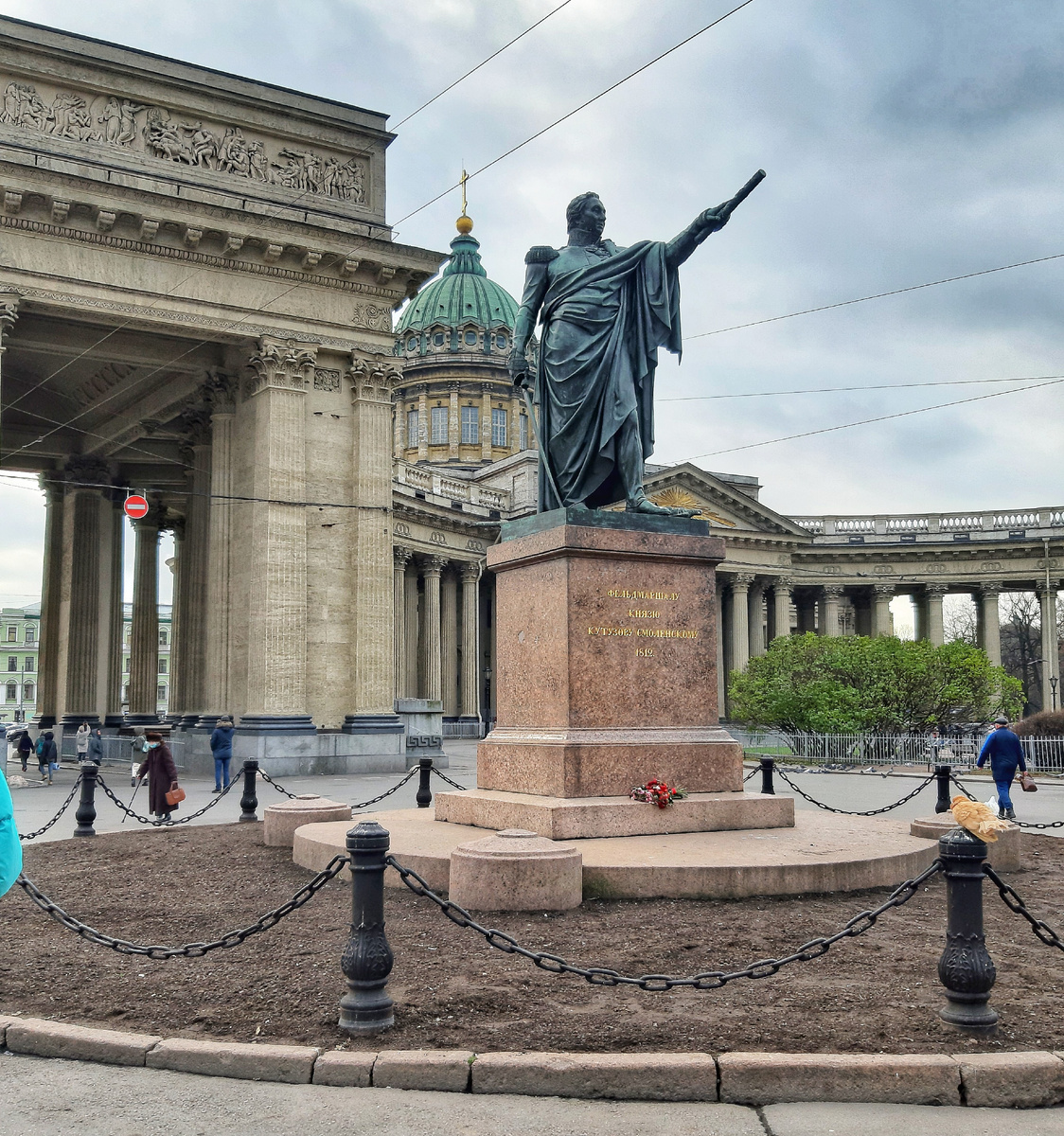 Люблю тебя - Петра творенье.... Петра ли?! "Спаситель" Москвы масон Михаил Кутузов красуется на фоне Казанского собора.