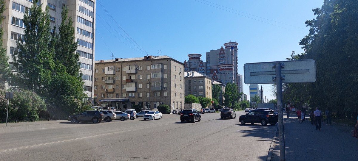 Вчера ходила по городу по делам и выбирала только тень. Иначе мне не нравится. Ул Молодежная от пр-т Красноармейского. На улице пекло. Хорошо, что скверы зеленые у нас кое где есть.