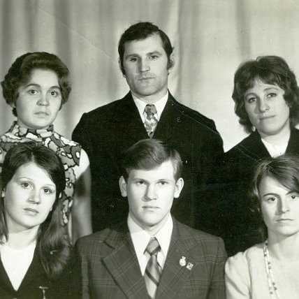 В студенчестве в Барнауле. Наверное 1975г. Галя тут стоит справа. Все (почти) мы из одного класса и двоих наших с этого фото уже нет. Володи Загурского, он стоит в центре, и Вали Мерковой, она сидит справа. Галин парень сидит в центре. Жаль, что у них всё расстроилось. Очень. А вот к Людочке Сорокиной, она слева стоит, мы заедем и нынче. Созваниемся без конца.