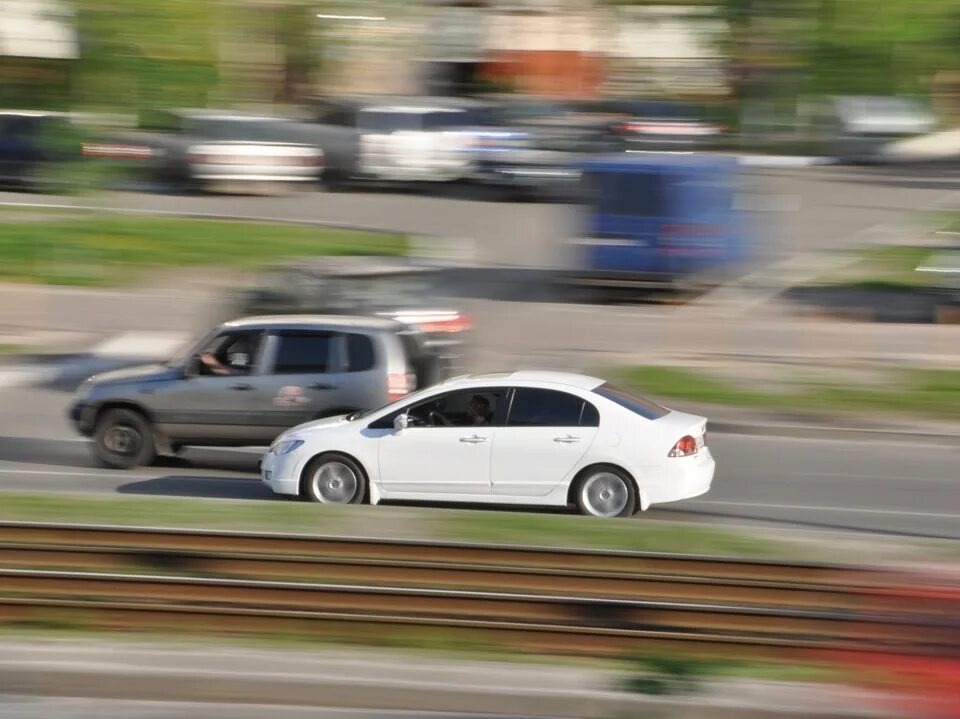 Автомобили в движении 