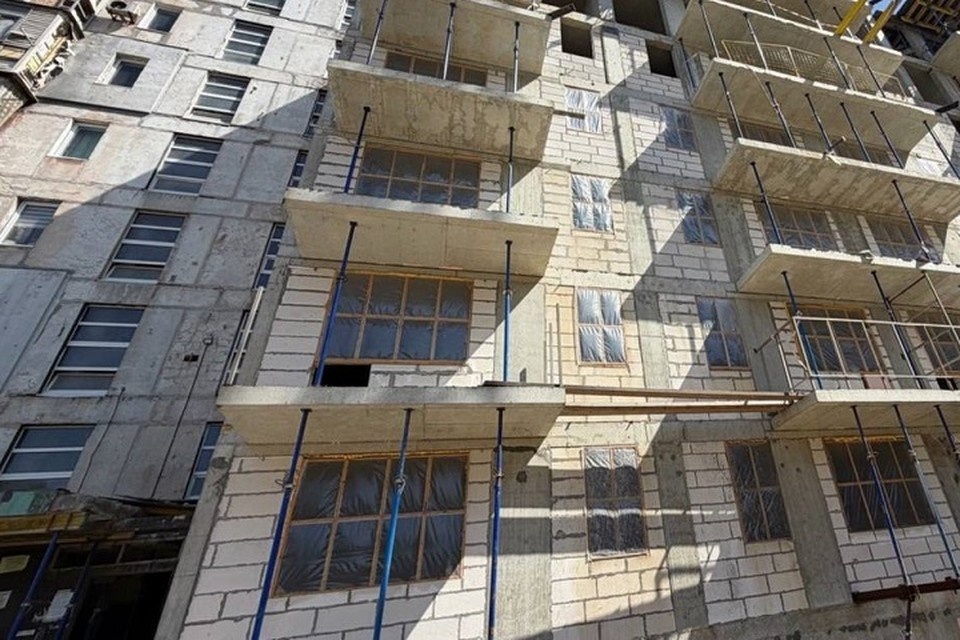    В Мариуполе продолжают восстанавливать многоэтажку на проспекте Металлургов. Фото: «РКС-НР»