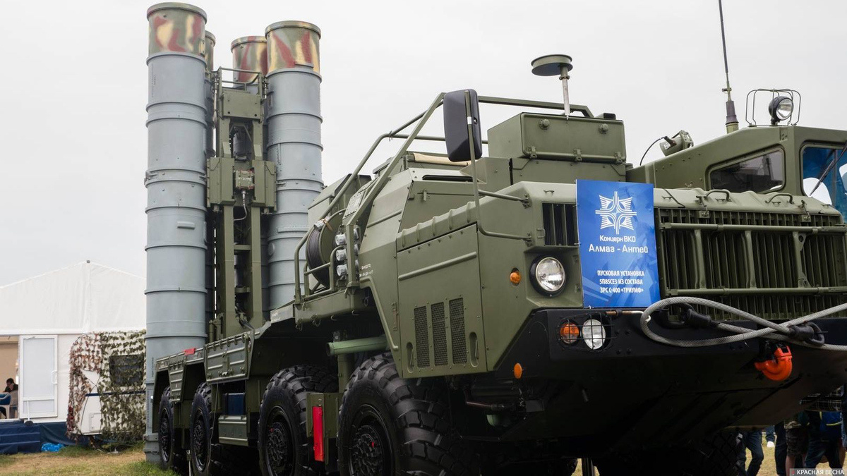     Пусковая установка ЗРС С-400   
Антон Привальский © ИА Красная Весна