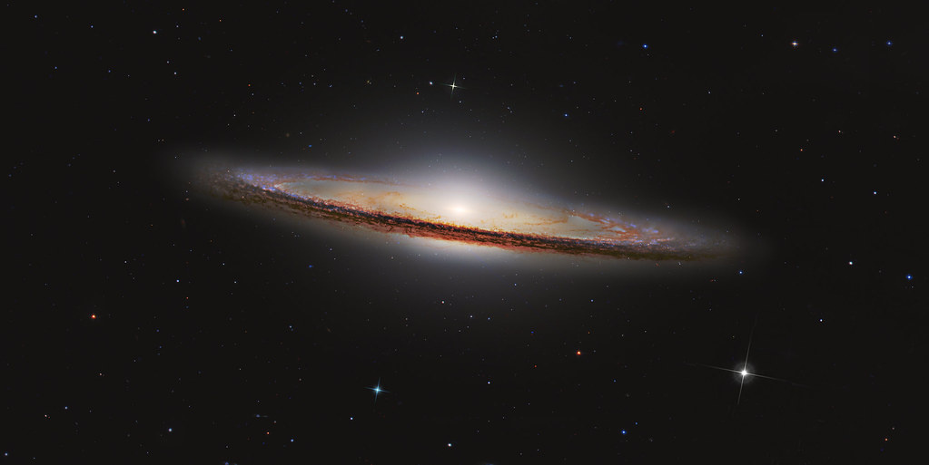"Сомбреро" (NGC 4594) — спиральная галактика, расположенная в созвездии Дева