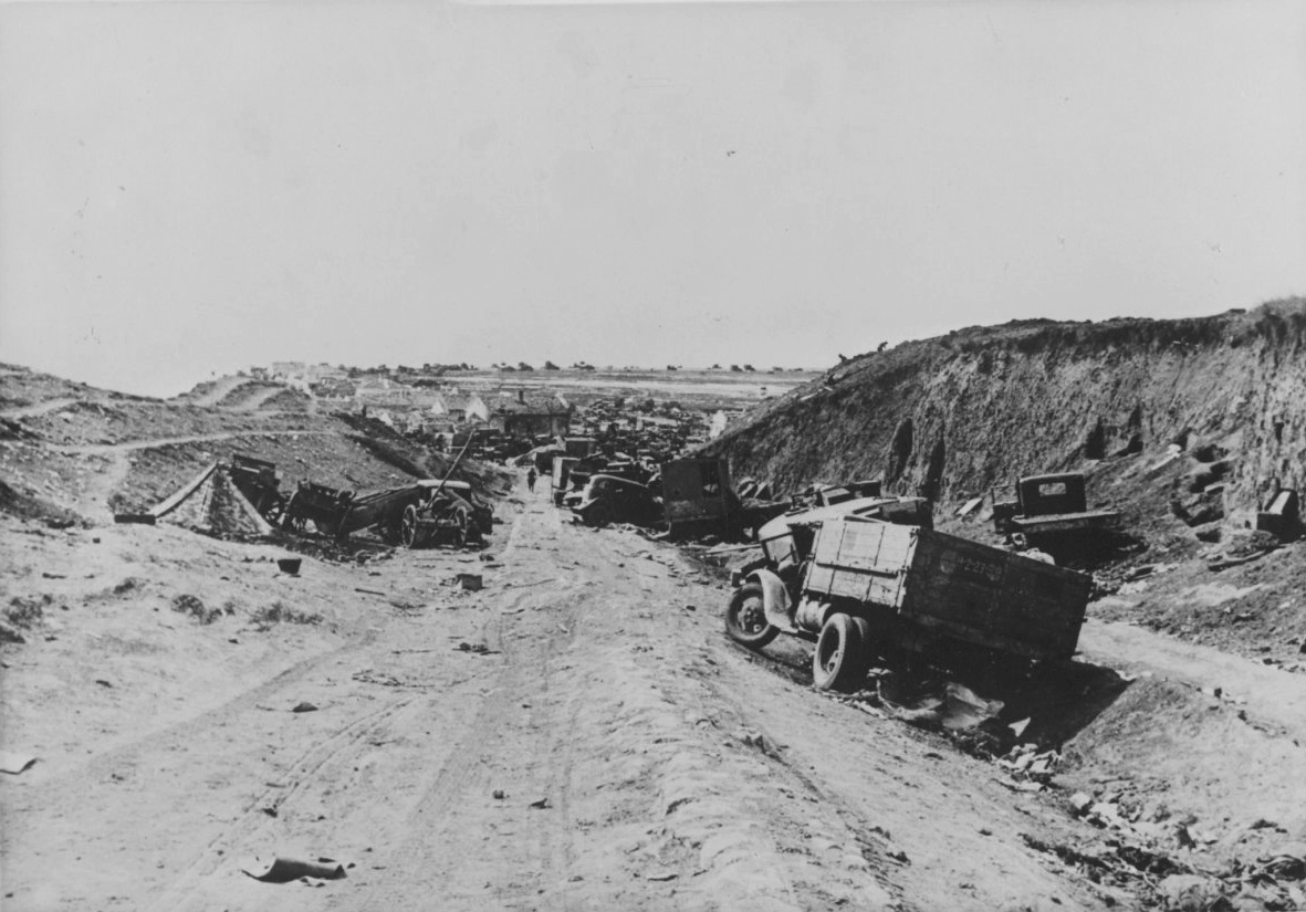 Советская автомобильная техника, разбитая и брошенная на дороге в 1942