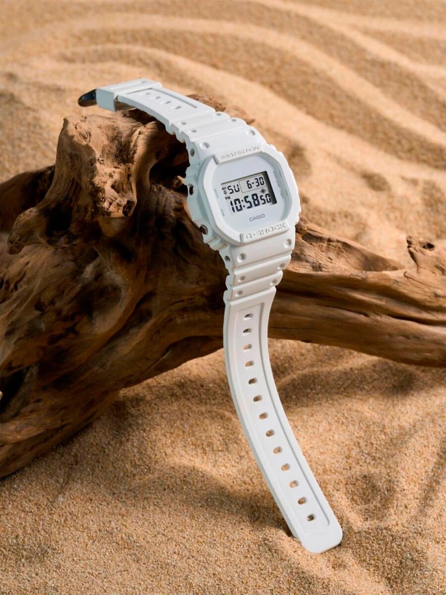 Унисекс-модель G-Shock DW-5600WW-7E — яркие, ударопрочные часы, которые не боятся песка и воды. Подходят для лета