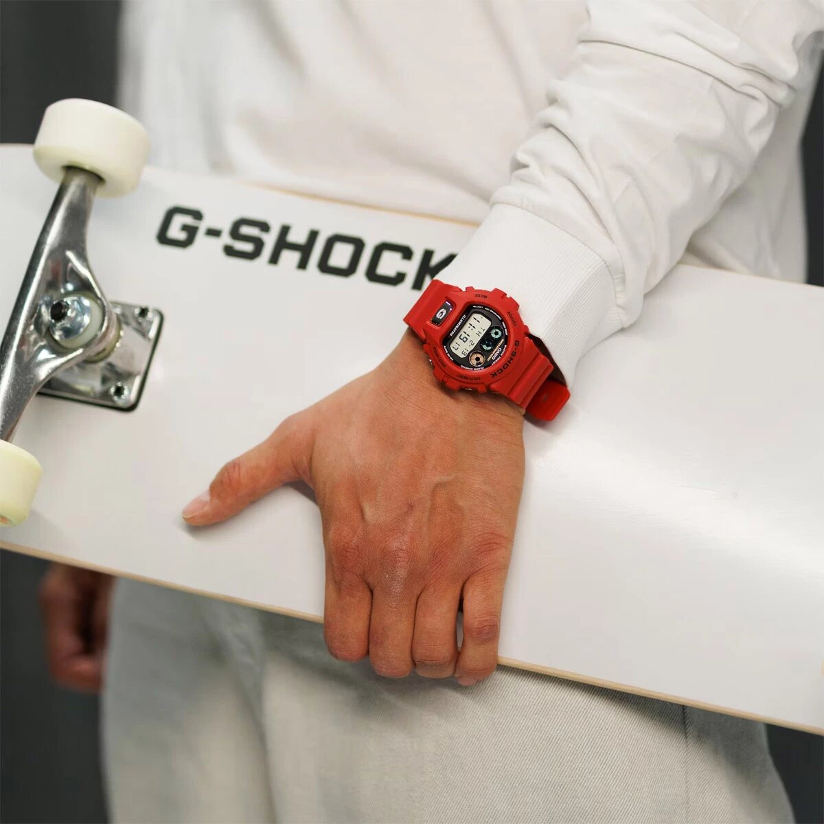 Мужские G-Shock DW-6900TR-4E надежны, заметны на руке, дополняют образ, пригодятся в спорте, на работе и летнем отдыхе