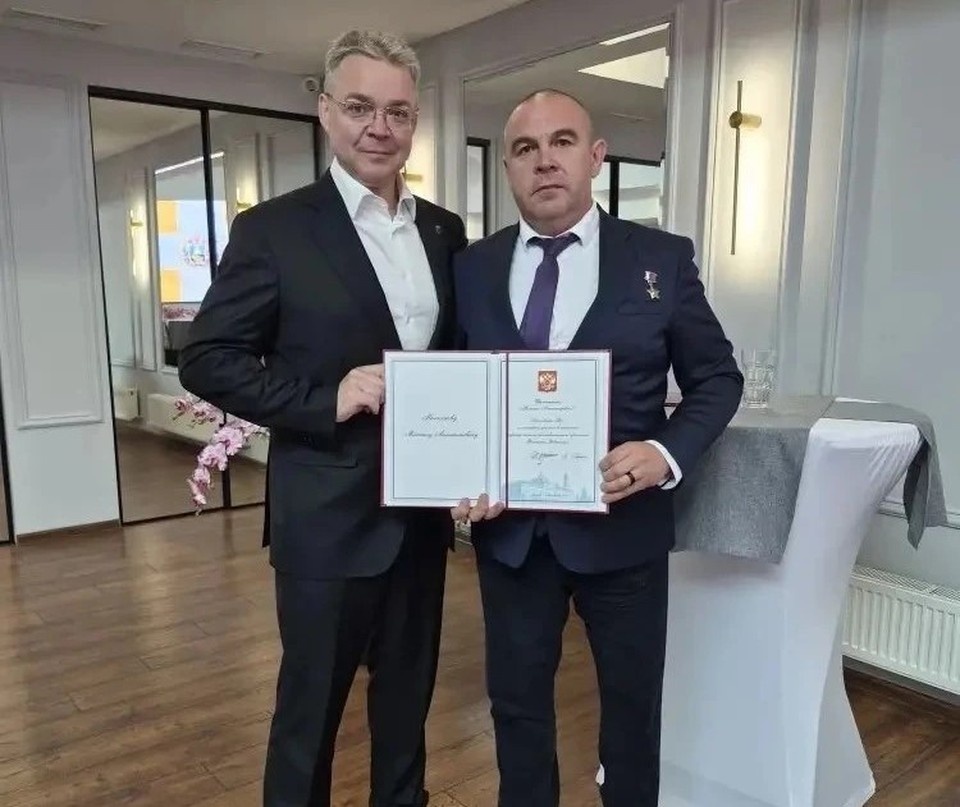    Михаил Миненков и Владимир Владимиров с благодарственным письмом от президента. Фото: соцсети мэра Невинномысска