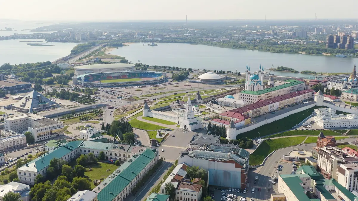 Казань, Россия. Вид на Казанский Кремль с воздуха. Спасская башня, вид сверху. Источник: Shutterstock, high fliers