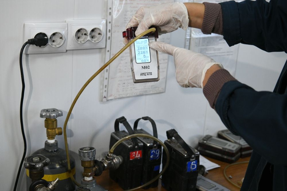    Для контроля за содержанием в атмосфере различных газов и веществ в шахтах сейчас используют портативные газоанализаторы / Александр Патрин/ РИА Новости