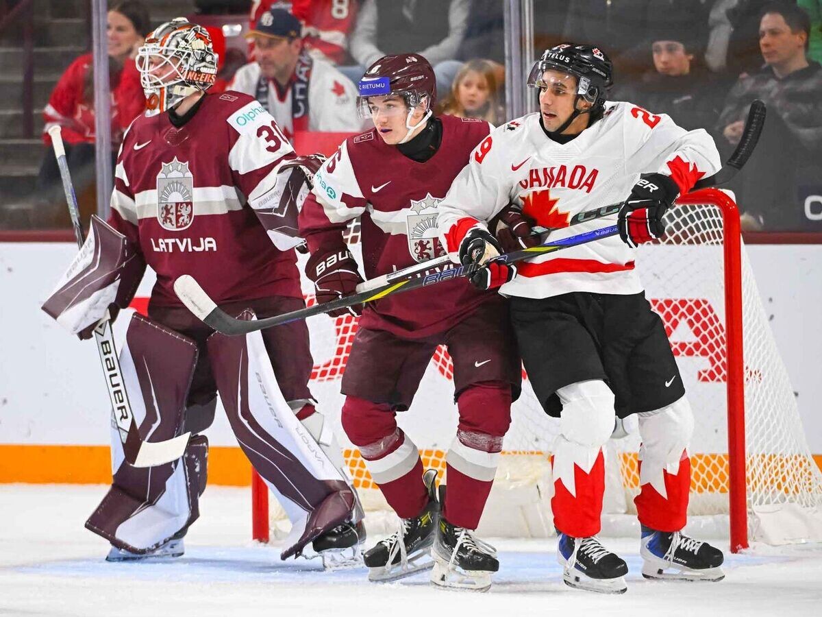    Эпизод матча Латвия - Канада на молодежном чемпионате мира по хоккею | © Фото : iihf.com