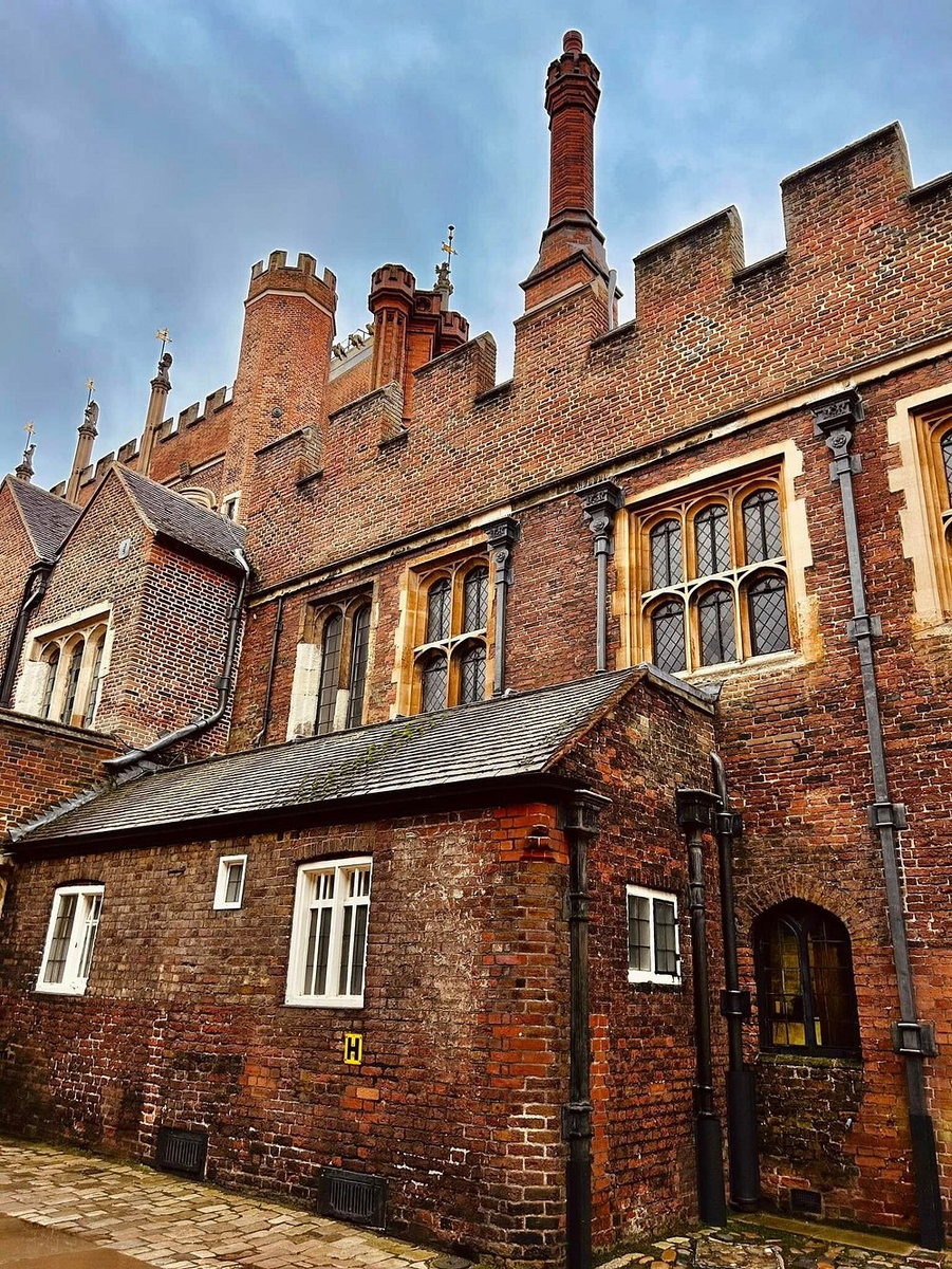Далеко не парадная часть дворца Хэмптон-Корт.  https://www.tripadvisor.ru/Attraction_Review-g504169-d187548-Reviews-Hampton_Court_Palace-East_Molesey_Molesey_Surrey_England.html#/media/187548/?type=ALL_INCLUDING_RESTRICTED&albumid=-160&category=-160