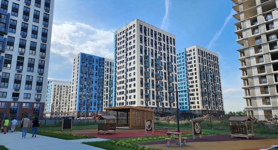 Где жить дороже: скрытые расходы при покупке квартиры в центре и спальном районе