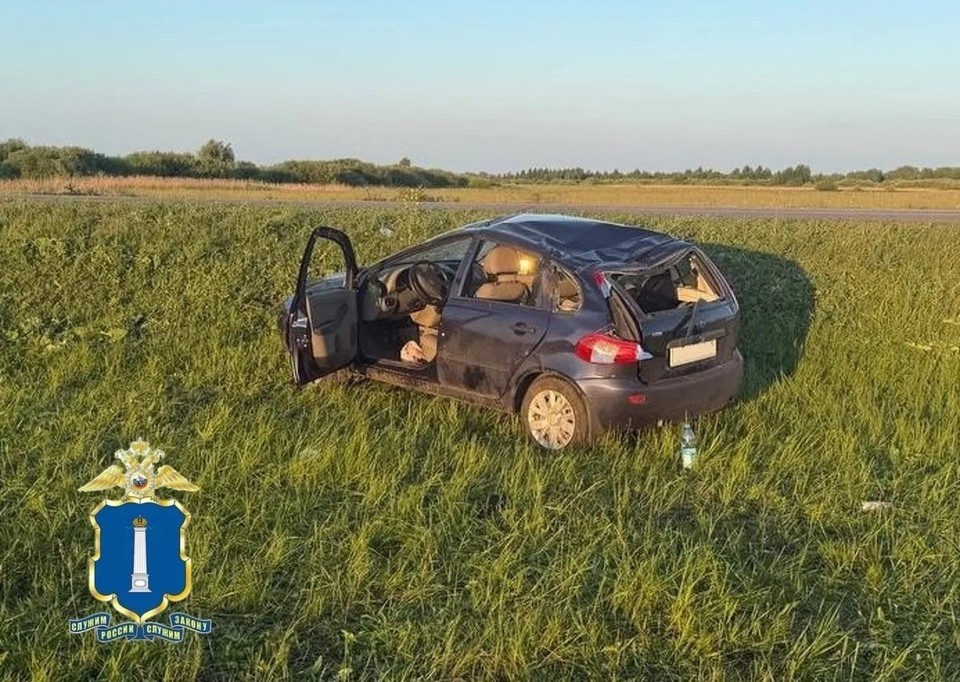    ФОТО: Госавтоинспекция Уkьяновской области | На ульяновской трассе водителя Калины увезли в больницу после съезда в кювет Архив "КП"