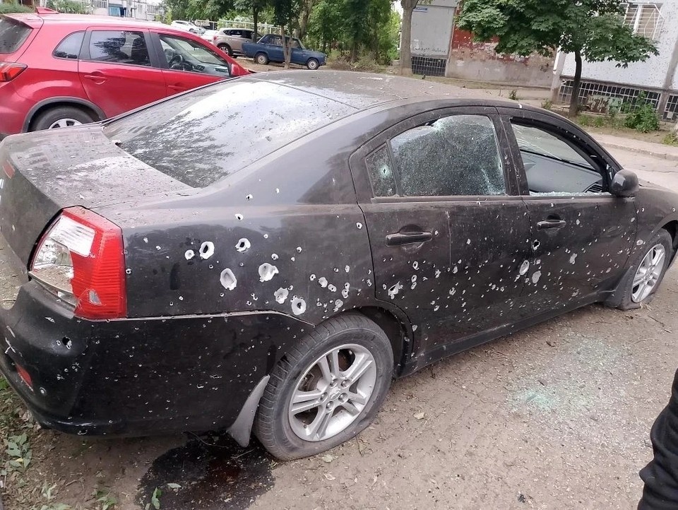    Повреждены автомобили жителей города. Фото - канал МАХ Максима Пухова