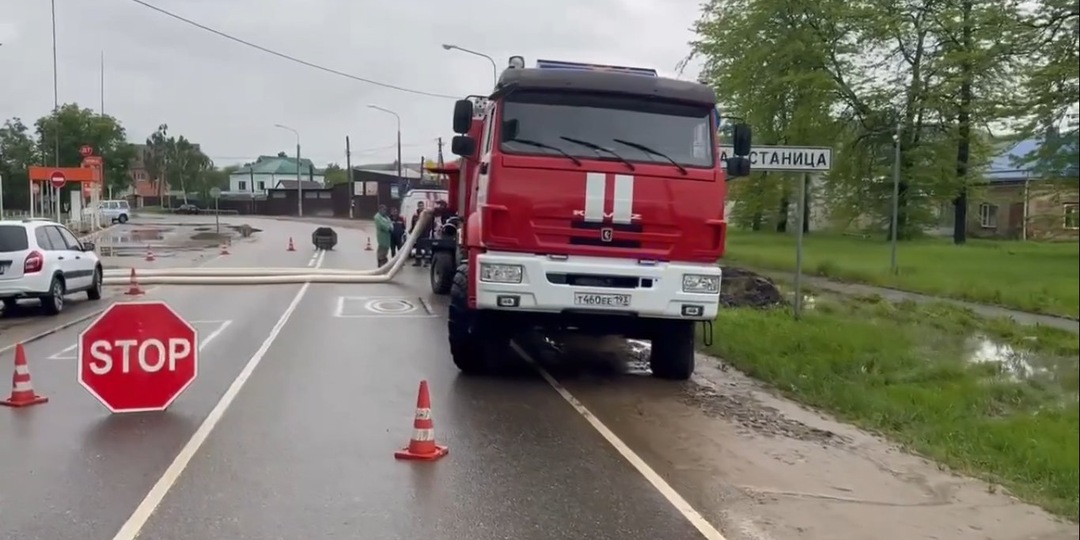 На Кубани из-за прорыва дамб в двух районах подтопило сельхозугодия