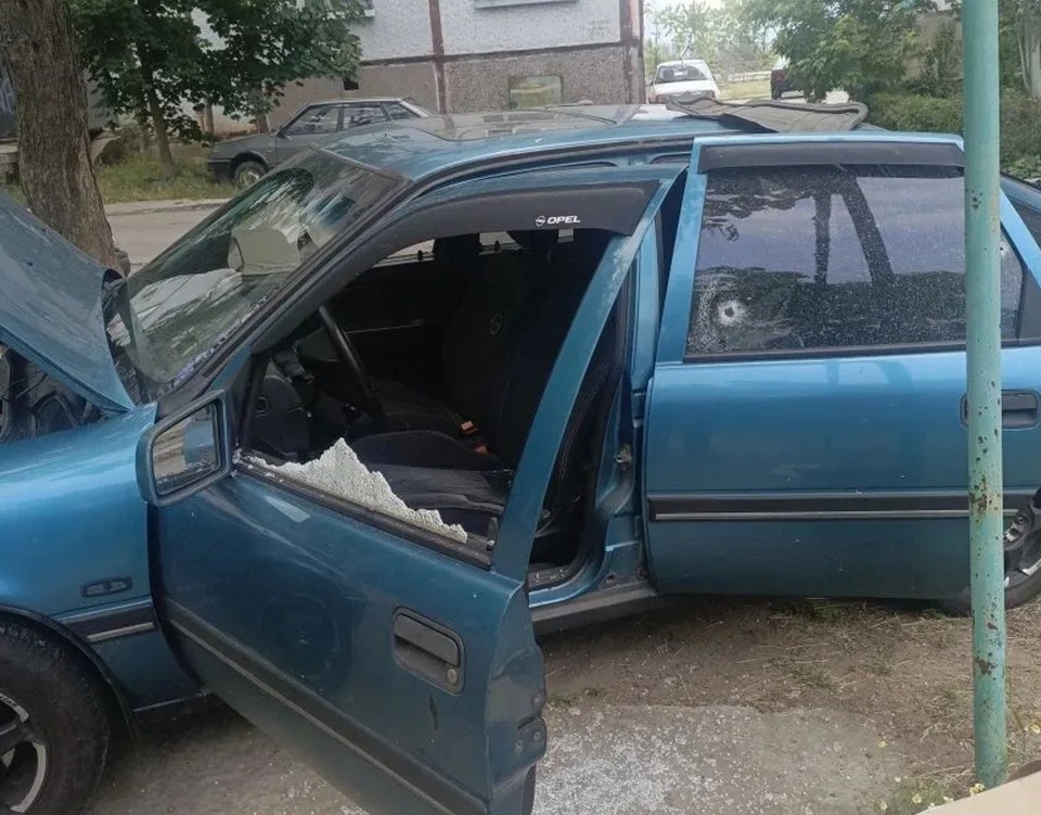    Под удар попали гражданские автомобили. Фото - канал МАХ Максима Пухова