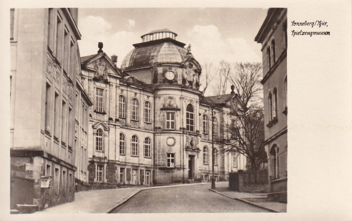 Немецкий музей игрушки (Deutsches Spielzeugmuseum). Старейший специализированный музей в Германии, открытый в 1901 году. 