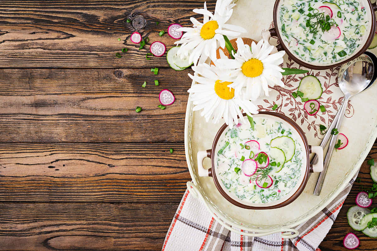 https://www.magnific.com/ru/free-photo/cold-soup-with-fresh-cucumbers-radishes-with-yoghurt-bowl-wooden-table-traditional-russian-food-okroshka-vegetarian-meal-top-view-flat-lay_6733647.htm#fromView=search&page=1&position=7&uuid=a8fa2e77-0645-46f3-b52a-448383145905&query=%D0%BE%D0%BA%D1%80%D0%BE%D1%88%D0%BA%D0%B0+%D0%BD%D0%B0+%D0%BA%D0%B2%D0%B0%D1%81%D0%B5