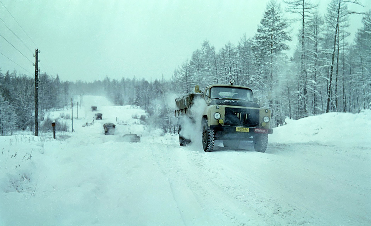 Грузовики ГАЗ-53С на пути из Якутска в Оймякон (1965 год)