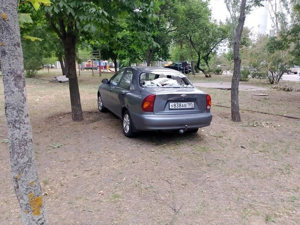    Оказались повреждены автомобили, припаркованные во дворе. Фото - канал МАХ Евгения Балицкого