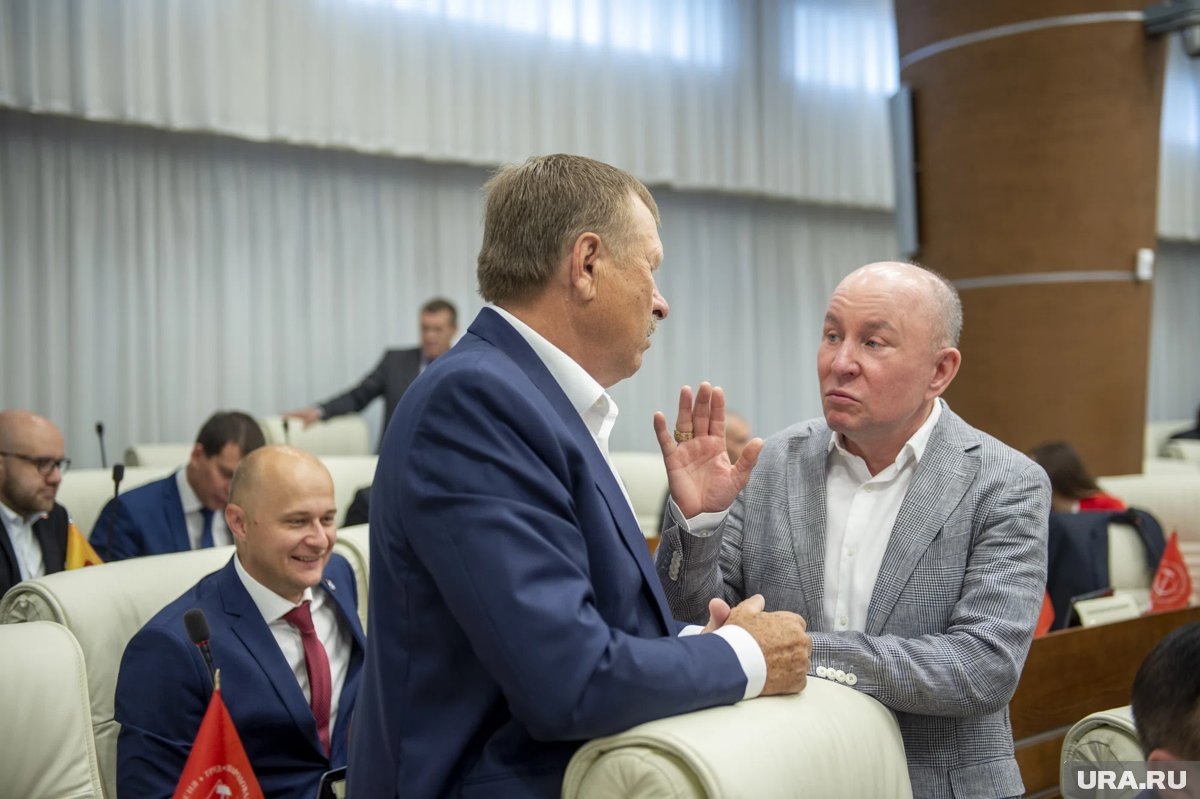     Алексей Петров (справа) сделал сына Михаила совладельцем своего бизнеса