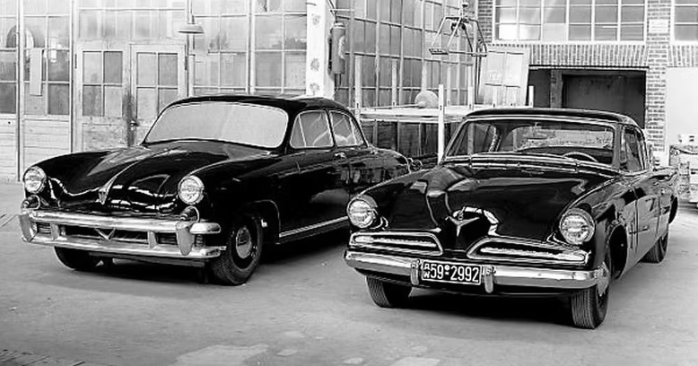  Porsche Type 542 слева и одна из последних моделей Studebaker Commander справа