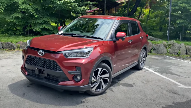 В России начали везти под заказ бюджетный городской кроссовер Toyota Raize: 87 л.с. и 1,2-литровый мотор