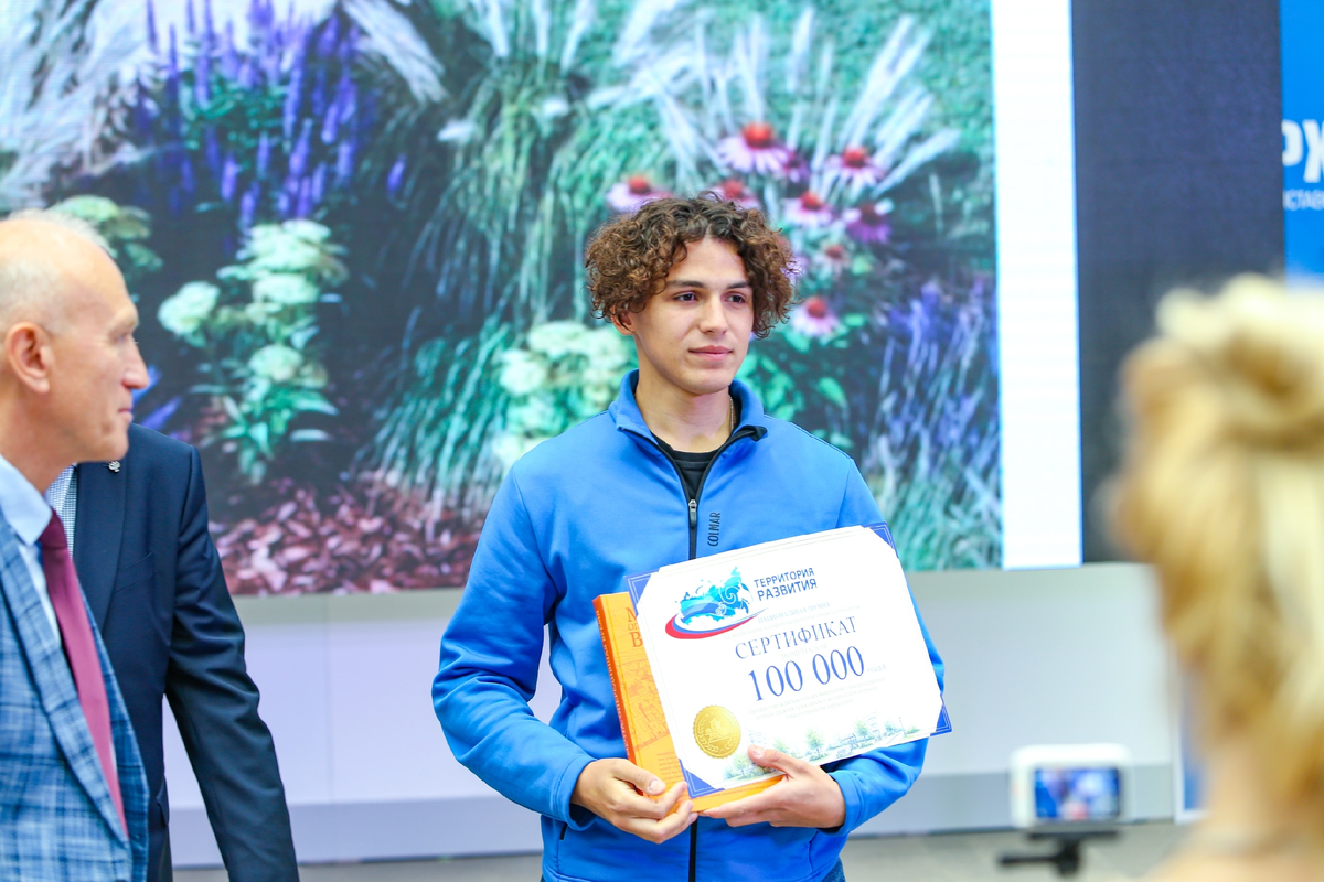 Курочкин Илья с сертификатом на 100000 рублей 